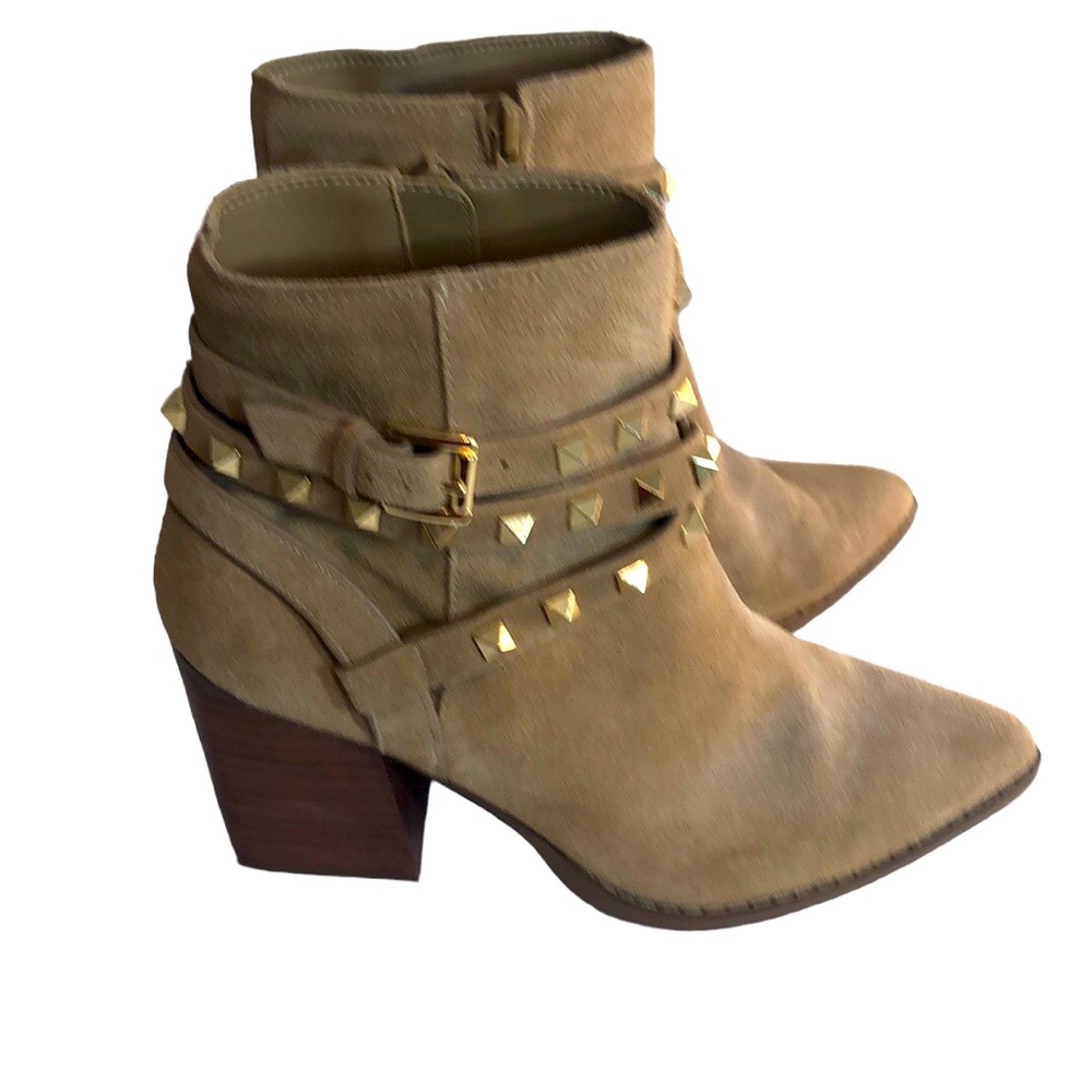 Steve Madden Cala bootie size 8 tan studded pointed toe block heel suede.